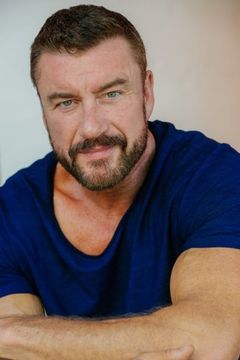 Billy Malone interpreta Newscaster