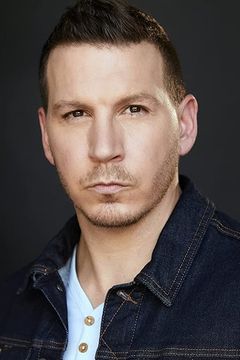 Jonathan Stanley interpreta Silo Officer