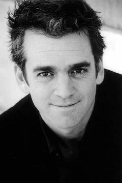 Matt Roth interpreta Greg