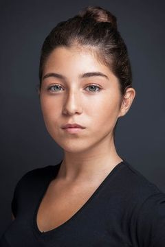 Doğa Zeynep Doğuşlu interpreta Nur