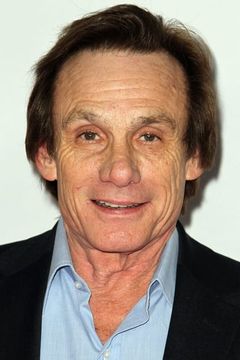Steve Railsback interpreta Alumnus Guy #5