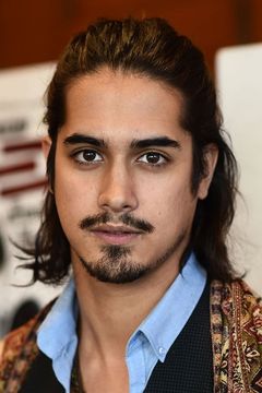 Avan Jogia interpreta Leon S. Kennedy