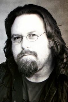Clayton Jacobson interpreta Gus Emery
