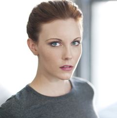 Kelsey Sanders interpreta Skye