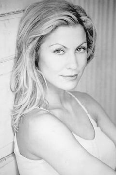 Heather Wahlquist interpreta Aunt Kelly