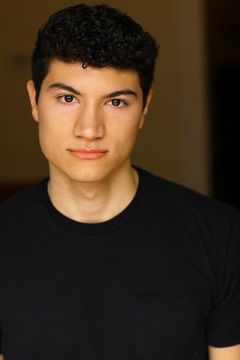 Joel Griffin interpreta Peter