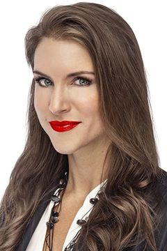 Stephanie McMahon interpreta Herself (voice)