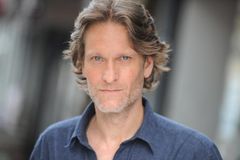 Michael Laurence interpreta Bearded Guy