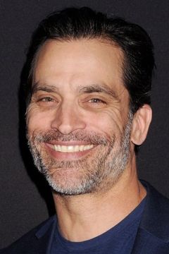 Johnathon Schaech interpreta Captain Haining