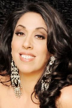 Regina Orozco interpreta Mrs. Serrano