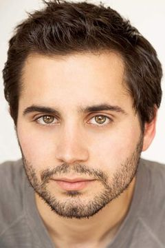 Stephen Borrello IV interpreta Travis