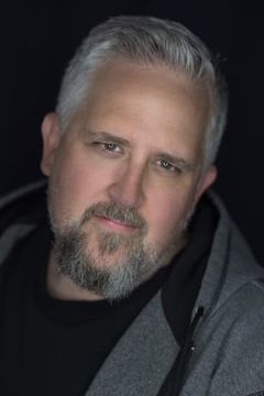 Troy Powell interpreta Big Lou