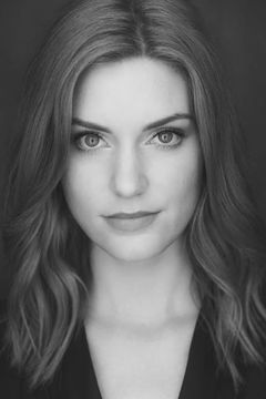 Jess Jacobs interpreta Stacie's Team Member
