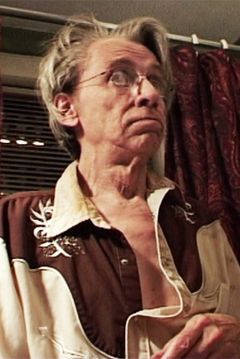 William Rice interpreta Bill