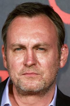 Philip Glenister interpreta James Trenchard
