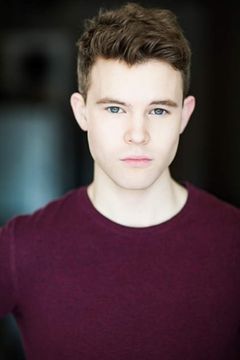 Rohan Mead interpreta Kev