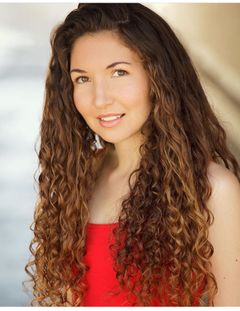 Kelly Bacon interpreta Emerald City Woman (uncredited)