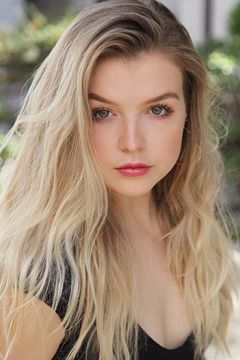 Anna Grace Barlow interpreta Cathe Martin