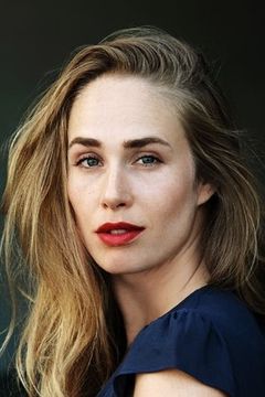 Laura Egger interpreta Eva
