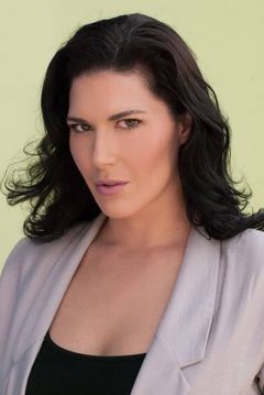 Emmy Robbin interpreta Hot Female Deputy (uncredited)