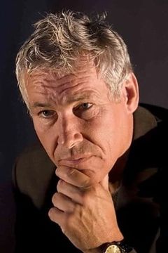Simon Dutton interpreta King Edward