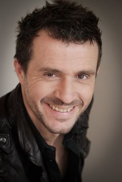 Emmanuel Vieilly interpreta Inspector at the cemetery