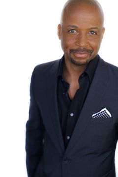 Terrance Christopher Jones interpreta Lawyer