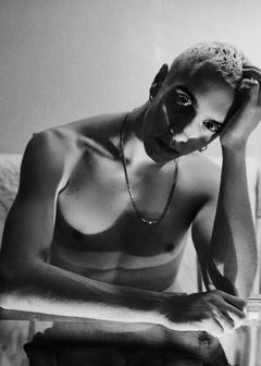 Ed Munro interpreta'Boy with Apple' (model)