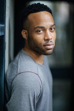 Kareem Malcolm interpreta Officer #1