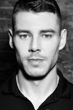 Brian J. Smith interpreta Berg