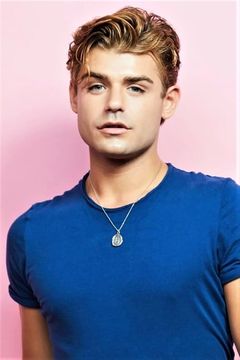Garrett Clayton interpreta Tanner