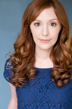 Emily Happe interpreta Kerry