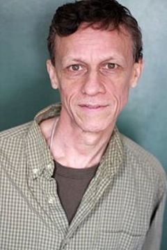 Michael Reid MacKay interpreta Skinny Husband