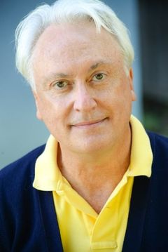 Richard Livingston interpreta Job Interviewer