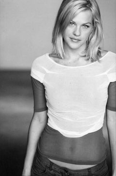 Shelby Fenner interpreta Cate Lindsey