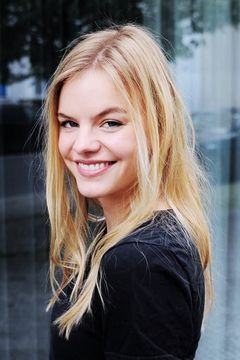 Sophia Schober interpreta Verena