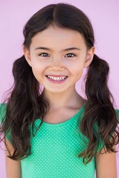 Kai Zen interpreta Eight-Year-Old Stevie (voice)