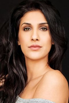 Parveen Dosanjh interpreta Yoga Leader