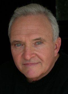 Frank Califano interpreta Father Dominicus