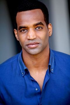 Dennis Renard interpreta Drew