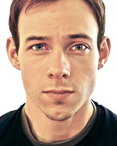Steven Andrews interpreta New York Times Clerk