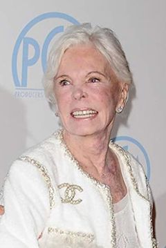 Joan Lee interpreta Herself