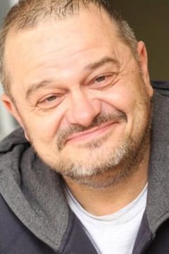 Greg Baldwin interpreta Dutch Zweistrong (Communist Writer)