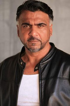 Kamran Shaikh interpreta Suited Man on Dynamite