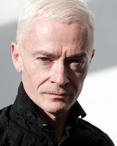 Matthew Sim interpreta Paris Vampire