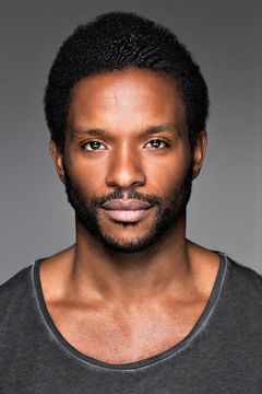 Luke Forbes interpreta Jones