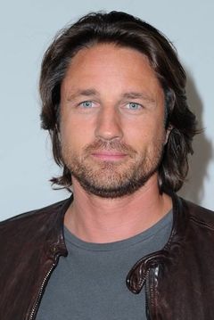 Martin Henderson interpreta Nathan Riggs