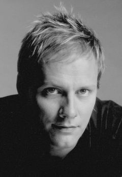 Antony Cotton interpreta Gang Member