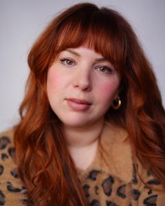 Rebecca Osias interpreta Receptionist