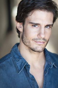 Edward Finlay interpreta Agent Dunn
